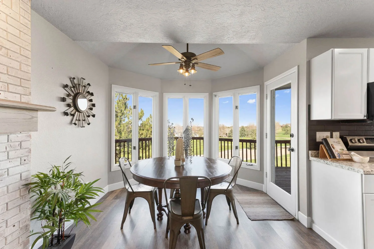 Interior de vivienda moderna con comedor luminoso y vista exterior, ejemplo del tipo de propiedades que comercializan los agentes inmobiliarios en México.